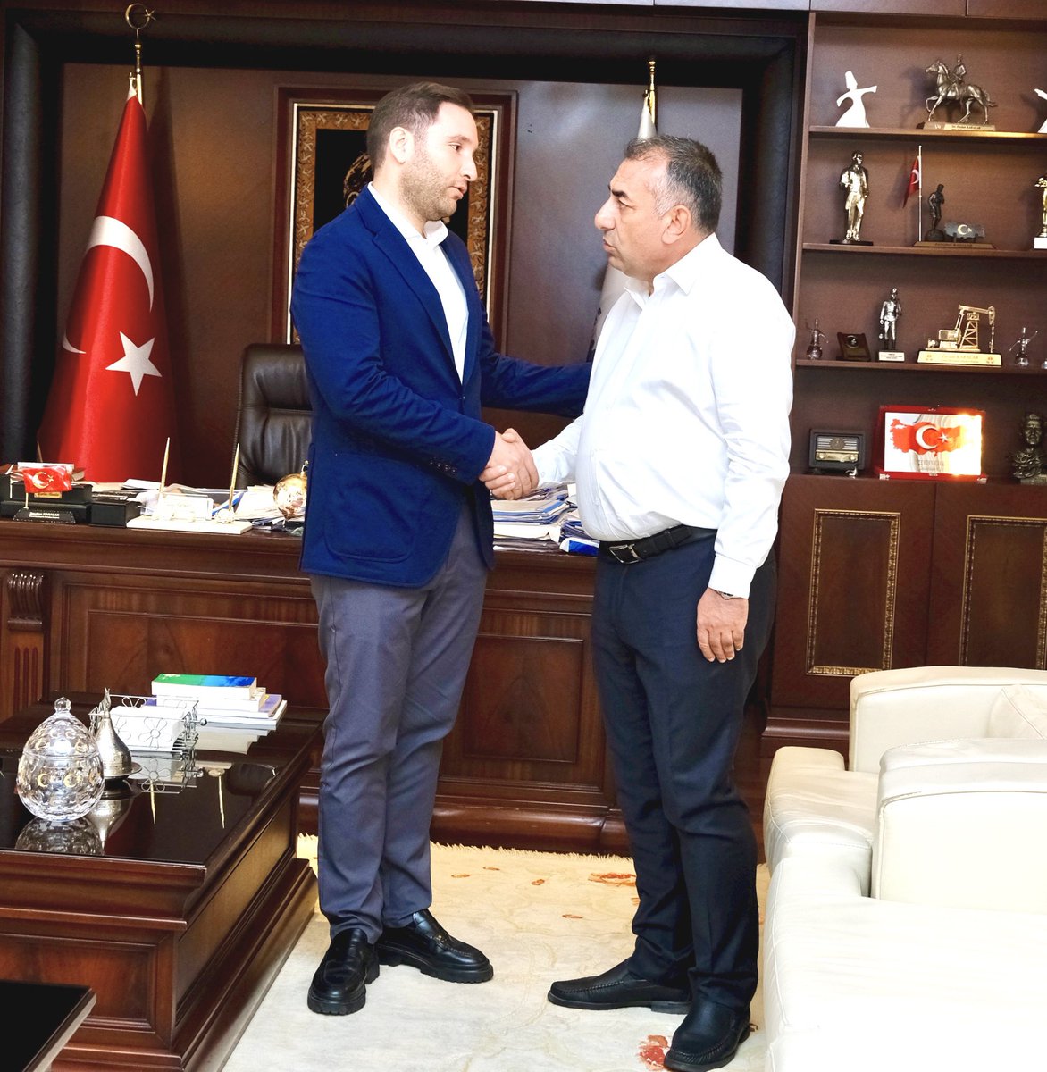Adanalının iradesi yok sayıldı!

Hukuksuz bir şekilde görevden alınan Türkiye Belediyeler Birliği ve Adana Büyükşehir Belediye Başkanımız Zeydan Karalar’ın yanındayız, yanında olmaya da devam edeceğiz!

Bu süreçte başkanvekili olarak seçilen Güngör Geçer’i ziyaret ederek