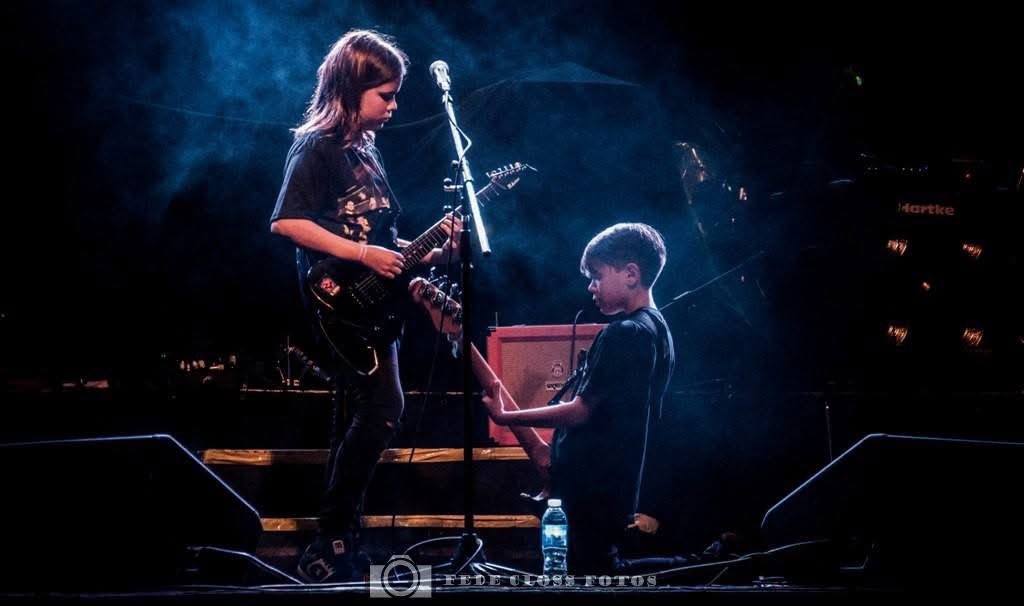 EscaLopezRock's tweet photo. ESCALOPEZ, 9 AÑOS❤️
Un 21 de agosto de 2016 se subían por primera vez a un escenario unos niños bajo el nombre ESCALOPEZ
Gracias a todos los que nos acompañan en este camino❤️
Mucha historia contada y mucha historia por contar… por muchos años más!! https://t.co/lnTWAF5Ggp