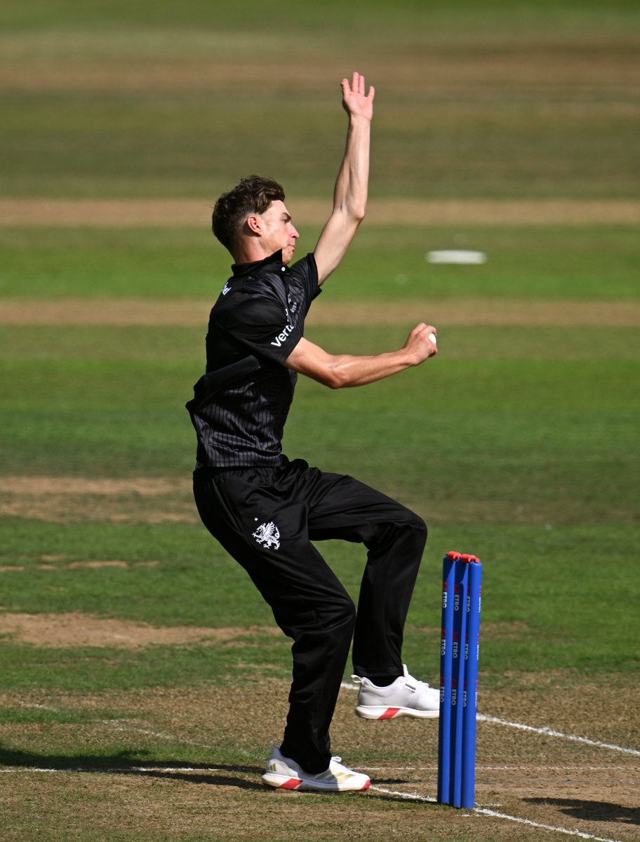 OUT! Good catch Archie Vaughan at mid-wicket and Kian Roberts has his first professional wicket!!

#WeAreSomerset 
#SUSvSOM