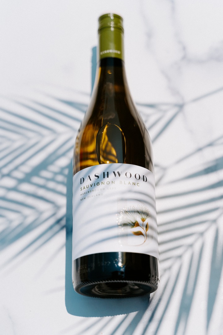 Everything about #DashwoodWines is infused with a nod to its homeland, New Zealand: even the logo, a pohutukawa flower, which is native to the region. The Sauvignon Blanc has aromas of guava &amp; citrus peel &amp; tastes of tropical &amp; citrus notes

#Winetime #SauvBlanc #WhiteWine
