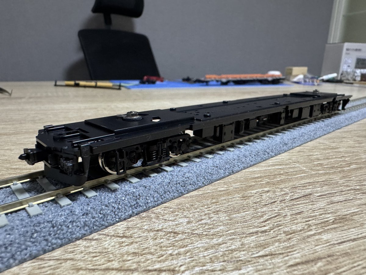 eneloop721's tweet image. 随分前に買ったPLUMの115系、足回りだけ組んでみた。床下は小湊キハ200より簡略化されているが、それでも他社完成品に引けを取らない仕上がりはさすが。
ただ209だとコレで完成なんだよね

※以前付けていたカツミのスノープロウは干渉しまくってアウトでした。他の探さんと・・・♨️