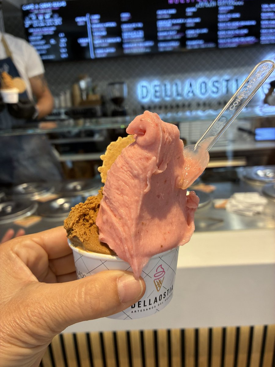 Un helado bien rioplatense en Heladería Dellaostia: dulce de leche y frutilla ( pronunciado la ll como shhh).
¡¡Heladería a reventar!!
#dellaostia #heladeriadellaostia