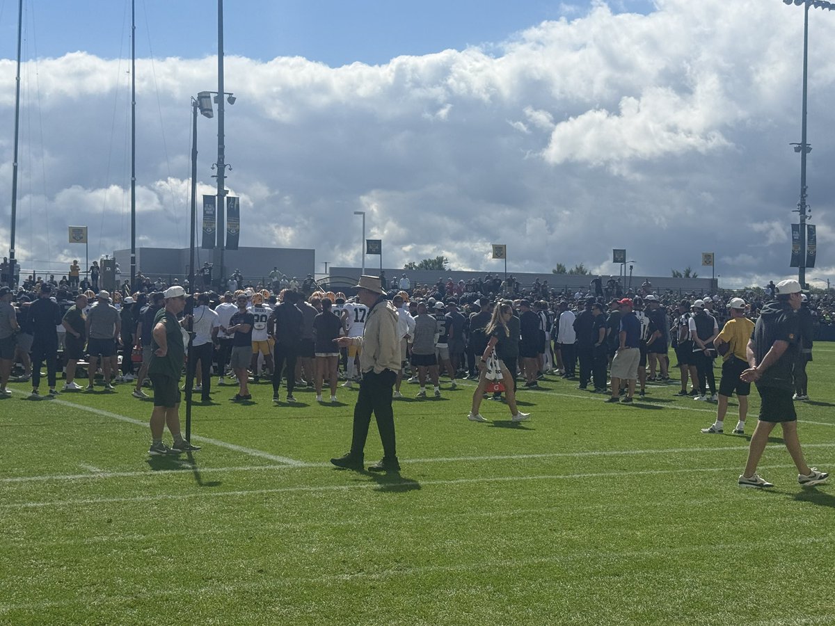 RobDemovsky's tweet photo. Packers and Seahawks huddling up before the joint practice. https://t.co/Wf9EuCigbA