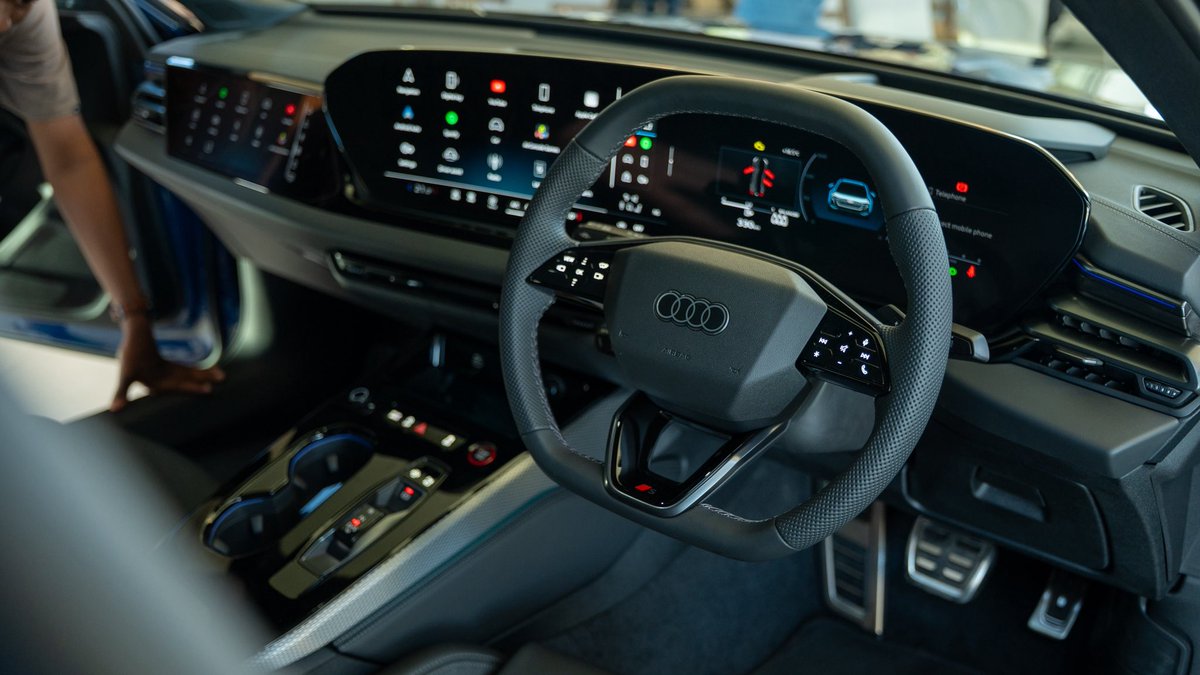 PapiMabele's tweet photo. Let me show you the inside the new A5. The MMI panoramic display ‘Digital Stage’ combines a curved 14.5-inch touchscreen with 11.9-inch virtual cockpit. Plus that 3rd display for the passenger which can now control vehicle functions directly. 

There’s also a new steering wheel, Bang & Olufsen 3D sound (up to 20 speakers!), ChatGPT integrated voice assistant and very comfortable seats.
