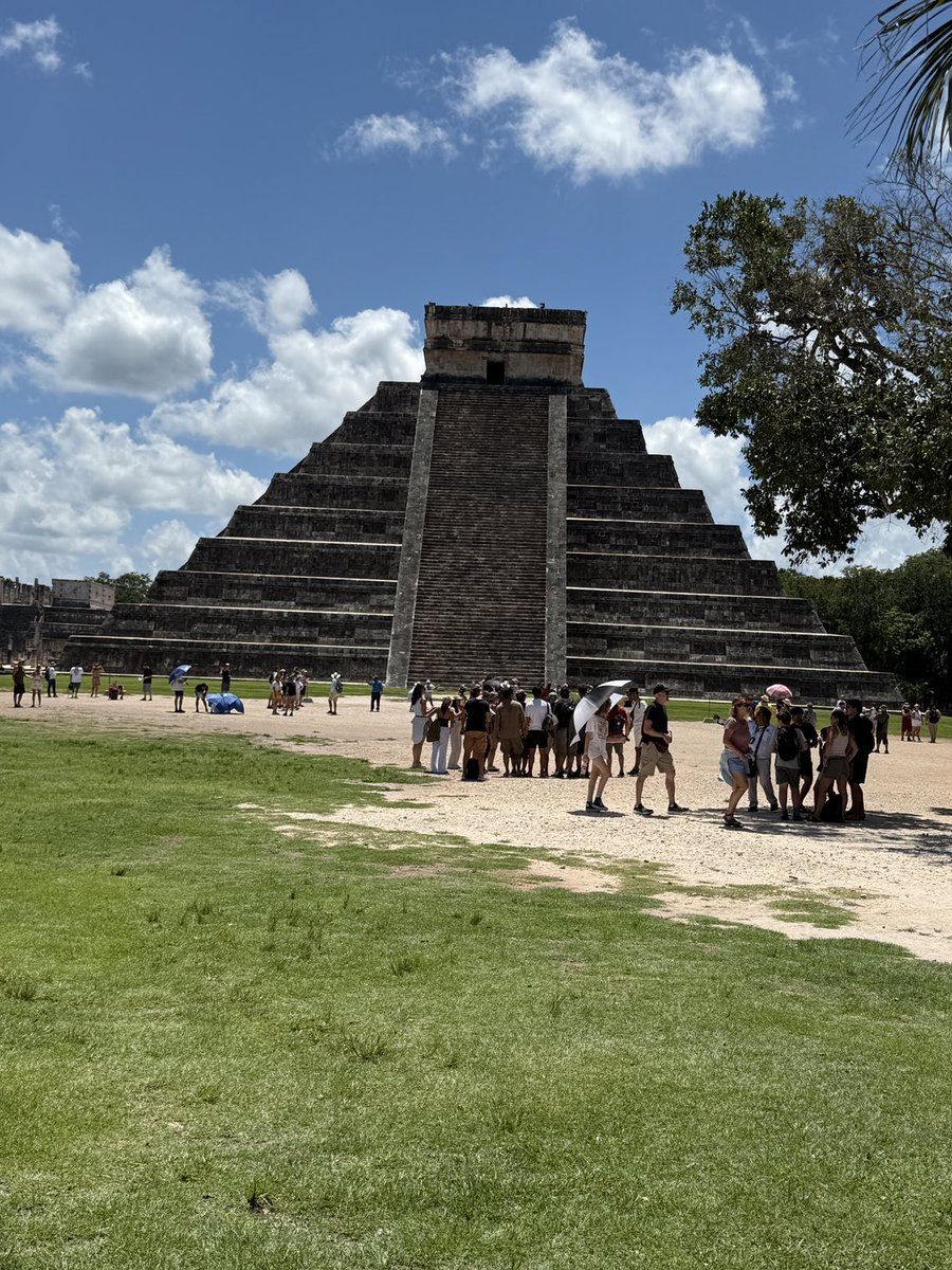 LinusGitahi's tweet image. Pyramid in Chechen itza,Mexico .Older but more modern than those of Egypt Sasa watu wetu walikuwa wanafanya nini ? What can we show before Mzungu came to confuse us ?