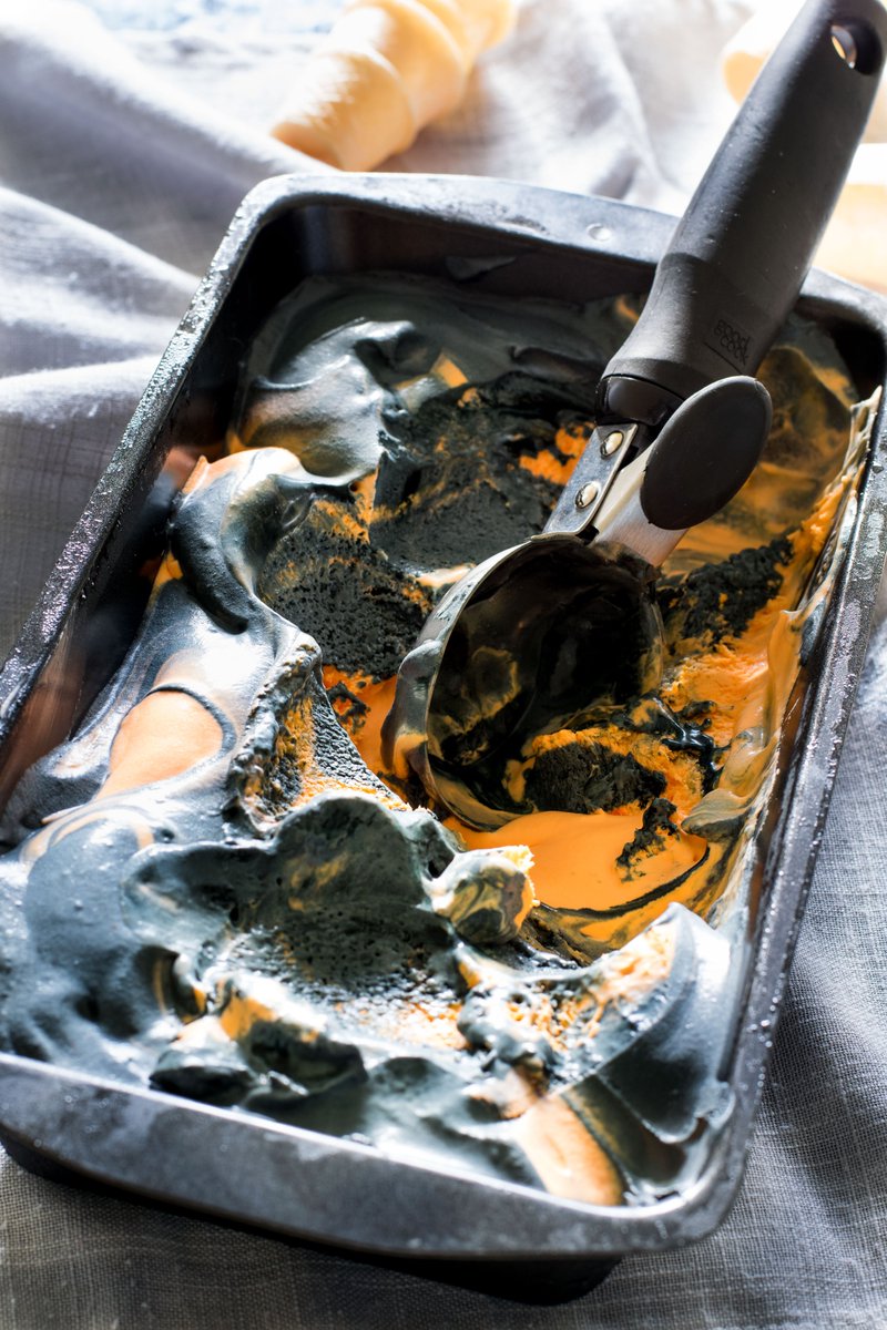 Canadians love ice cream, and we have some pretty unique ice cream flavours. For example, Moon Mist (banana, grape &amp; bubblegum),  Moose Tracks (fudge, peanut butter &amp; vanilla) and Tiger Tail (orange + black licorice)! Which Canadian ice cream is your favourite? 🍨🍦⬇️