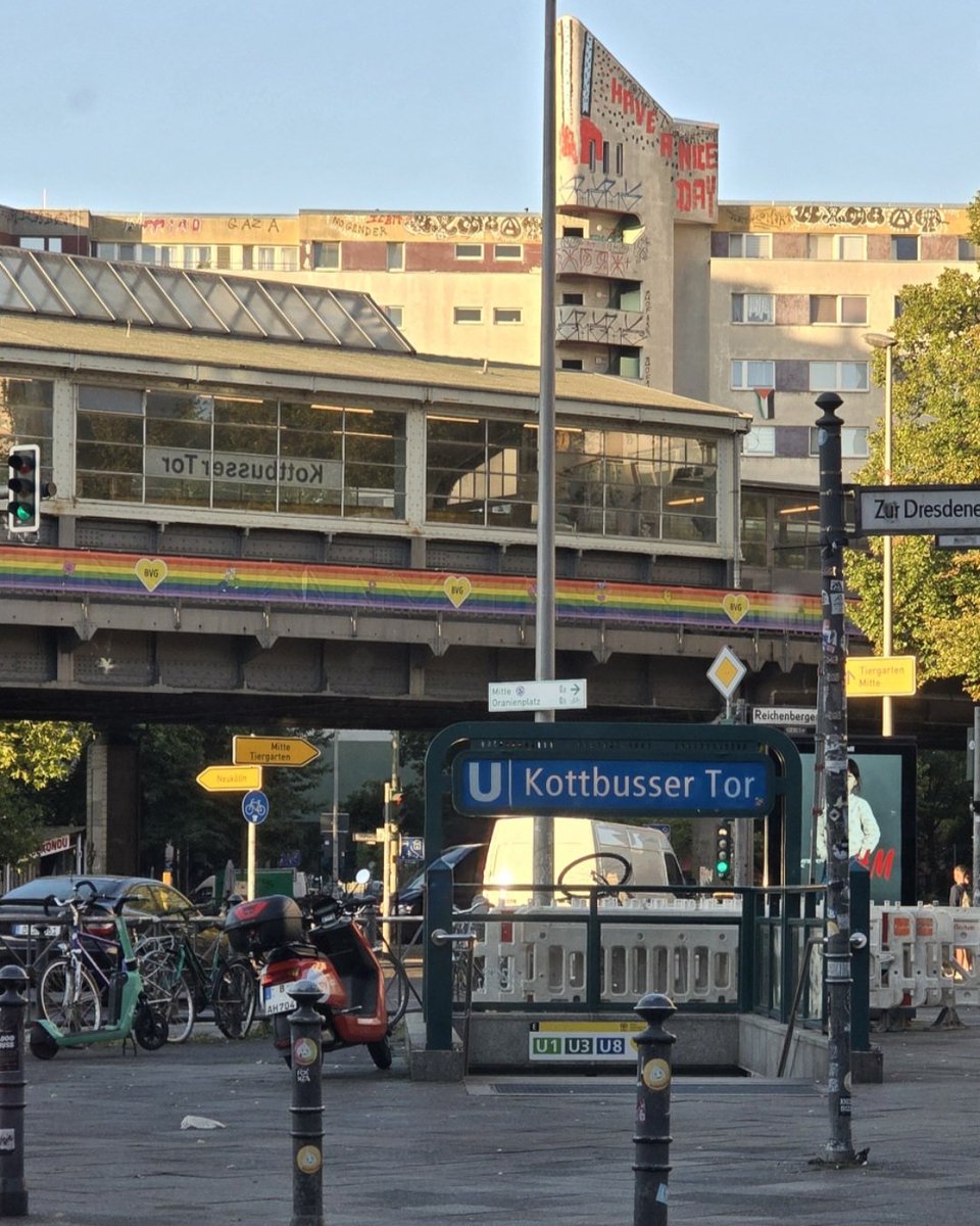 Morgens, am Kotti! Berlin erstrahlt in Regenbogenfarben! 🫩
Mir ist inzwischen vollkommen Wurscht wer, Trump, Putin oder Orban! Aber BITTE BEFREIT UNS!