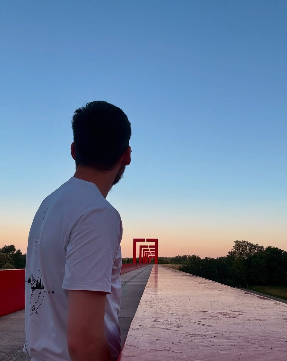 CergyPontoise95's tweet photo. #JeudiPhoto | 🌅 Une fin de journée à couper le souffle… 😍
L’#AxeMajeur comme vous ne l’avez peut-être jamais vu :
la passerelle rouge, la pyramide, les 12 colonnes… baignées dans une lumière douce, presque irréelle ✨
📷 __kelemi95 https://t.co/q60OiDkuKM