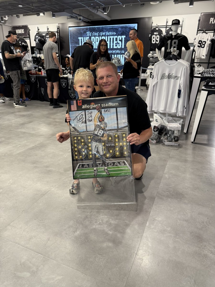 vegasraiderdad's tweet image. 1 of a kind donation to Raider Dad. Artwork by @mercerart was featured by Raiders and given to @jackbech7. Today we got it signed to help raise money to get kids into #RaiderNation A great moment at #RaiderImage. 

Learn about the mission: vegasraiderdad.org