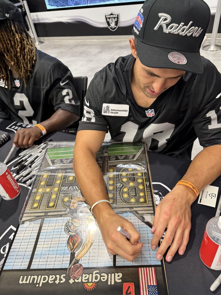 vegasraiderdad's tweet image. 1 of a kind donation to Raider Dad. Artwork by @mercerart was featured by Raiders and given to @jackbech7. Today we got it signed to help raise money to get kids into #RaiderNation A great moment at #RaiderImage. 

Learn about the mission: vegasraiderdad.org