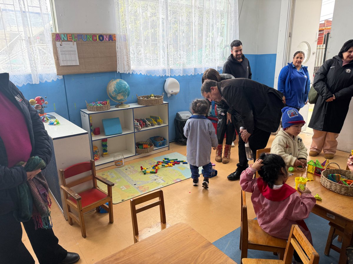Una alianza entre <a href="/JUNJI_Valpo/">JUNJI Valparaíso</a> y SLEP de Valparaíso, permitió que 20 niños/as del jardín infantil "Pequeños Héroes" hoy desarrollen sus aprendizajes en nuestra escuela España, asegurando su trayectoria educativa. #EducaciónPública