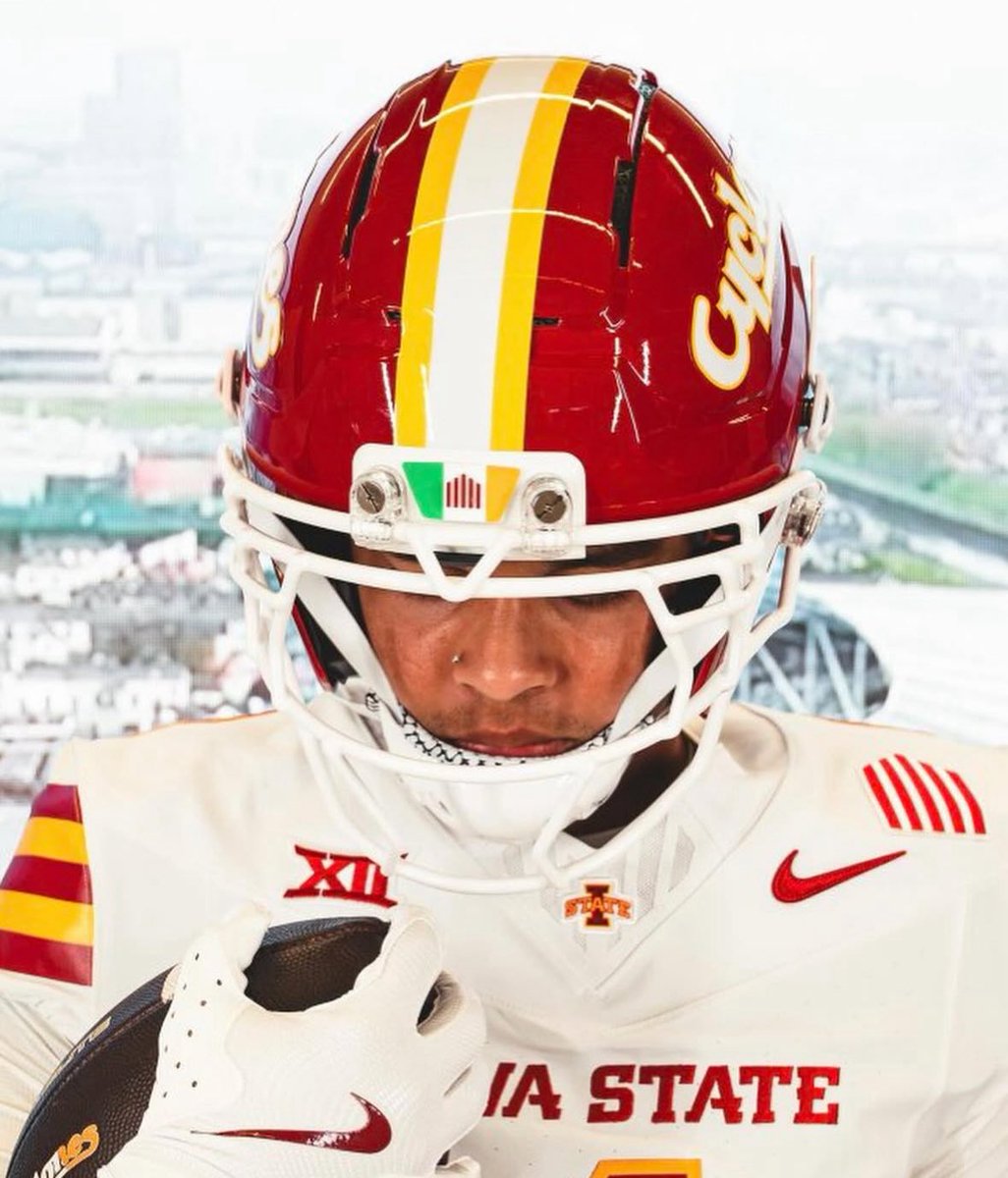 The Farmageddon helmet game is CLEAN 🔥

Iowa State and Kansas State are both rocking some Ireland themed helmets 🇮🇪
