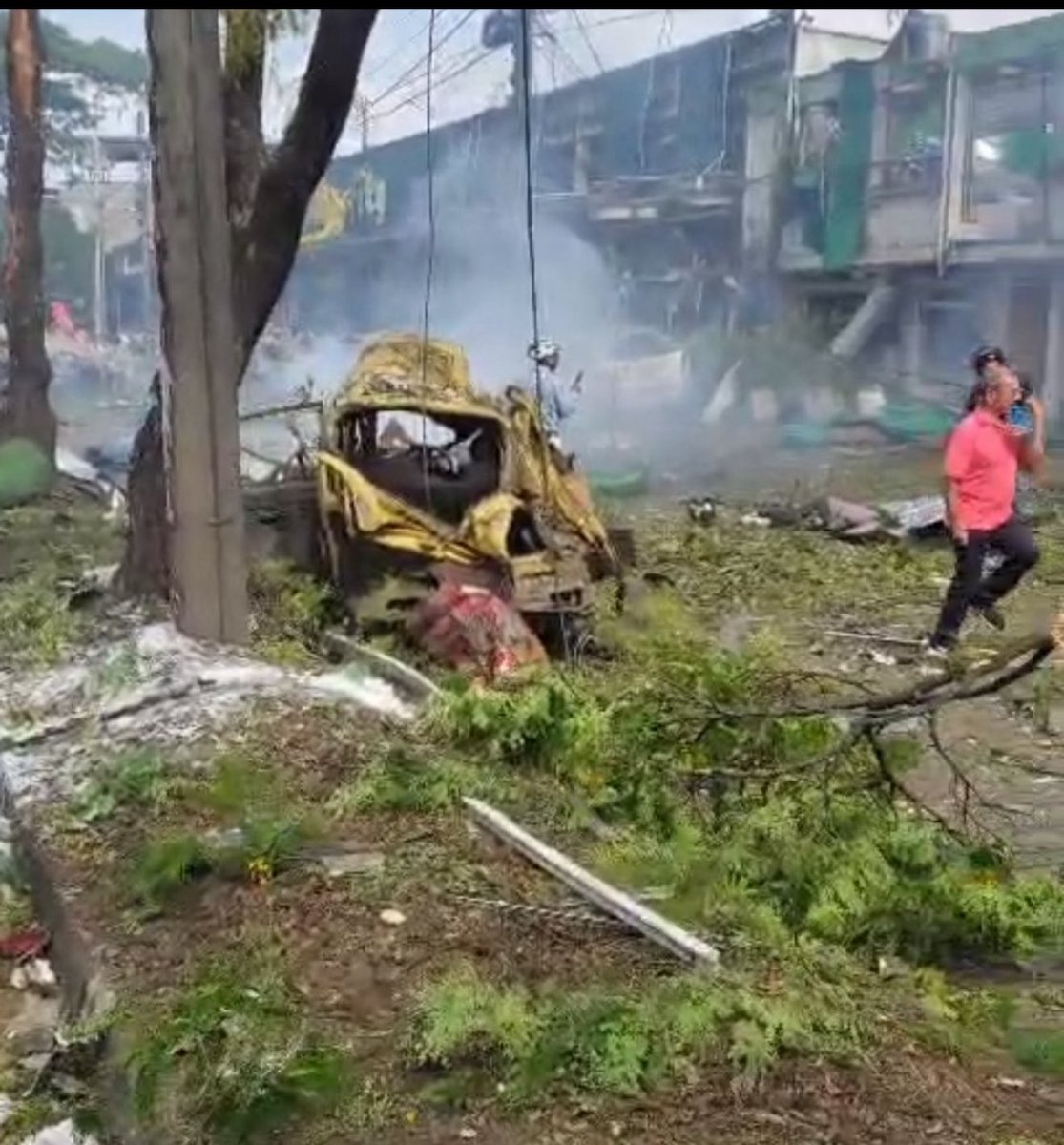 #Breaking - Carro bomba en Cali, cerca de la escuela Marco Fidel Suárez, deja múltiples personas heridas y un ataque con dron contra un helicóptero de la Policía, 8 uniformados asesinados.