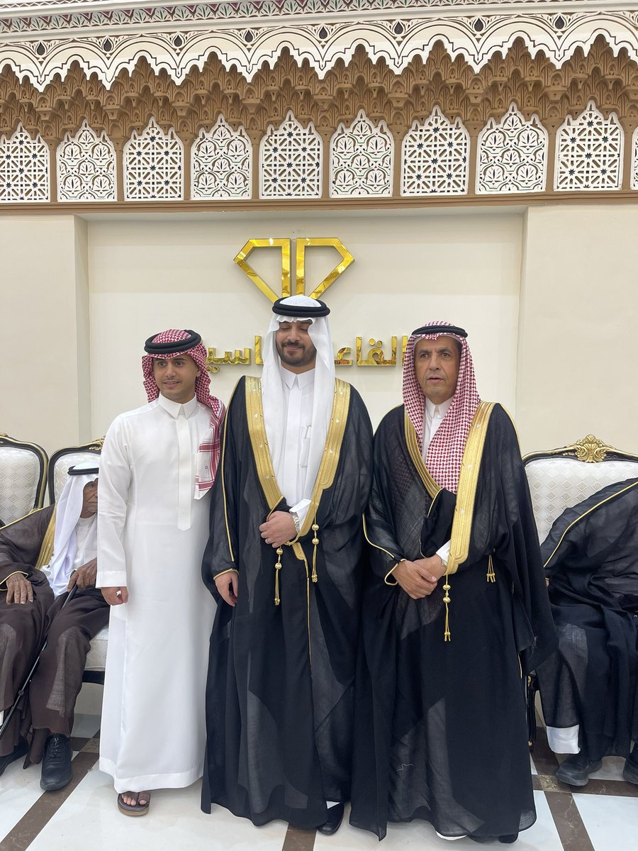 سعدت هذه الليلة مشاركة العم مزعل بن محمد الأومير  حفل زواج حفيده مهند على كريمة الاخ ماجد بن عبدالله الموسى اللهم بارك لهما وبارك عليهما وأجمع بينهما بخير