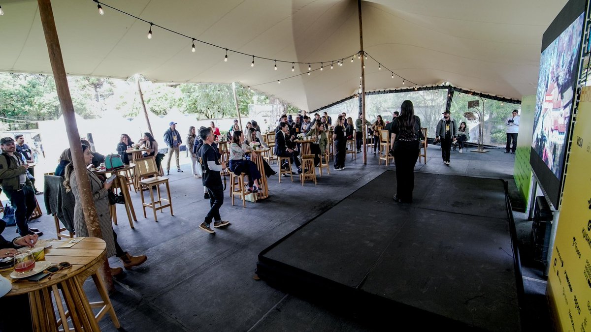 ConsejeriaTIC's tweet photo. ¡Bogotá es una máquina de emprendimiento digital que le abre las puertas a las mentes creativas!
Durante el #ColombiaTechFest, desde la Secretaría de @DesarrolloBta y la @ConsejeriaTIC conectamos con todo un ecosistema vibrante de startups, universidades, empresas e inversionistas que se unen para impulsar el corazón productivo de nuestra ciudad.
Porque #AquíSíPasa, en #BogotáCapitalDigital impulsamos ideas innovadoras y demostramos que la tecnología más poderosa, es la colaboración.