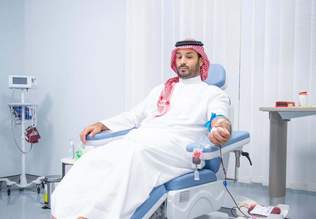 saudipopular's tweet photo. ولي العهد يتبرع بالدم في بادرة كريمة، ويُطلق الحملة الوطنية السنوية للتبرع بالدم. 

#حملة_ولي_العهد_للتبرع_بالدم https://t.co/aF4fHzd16N