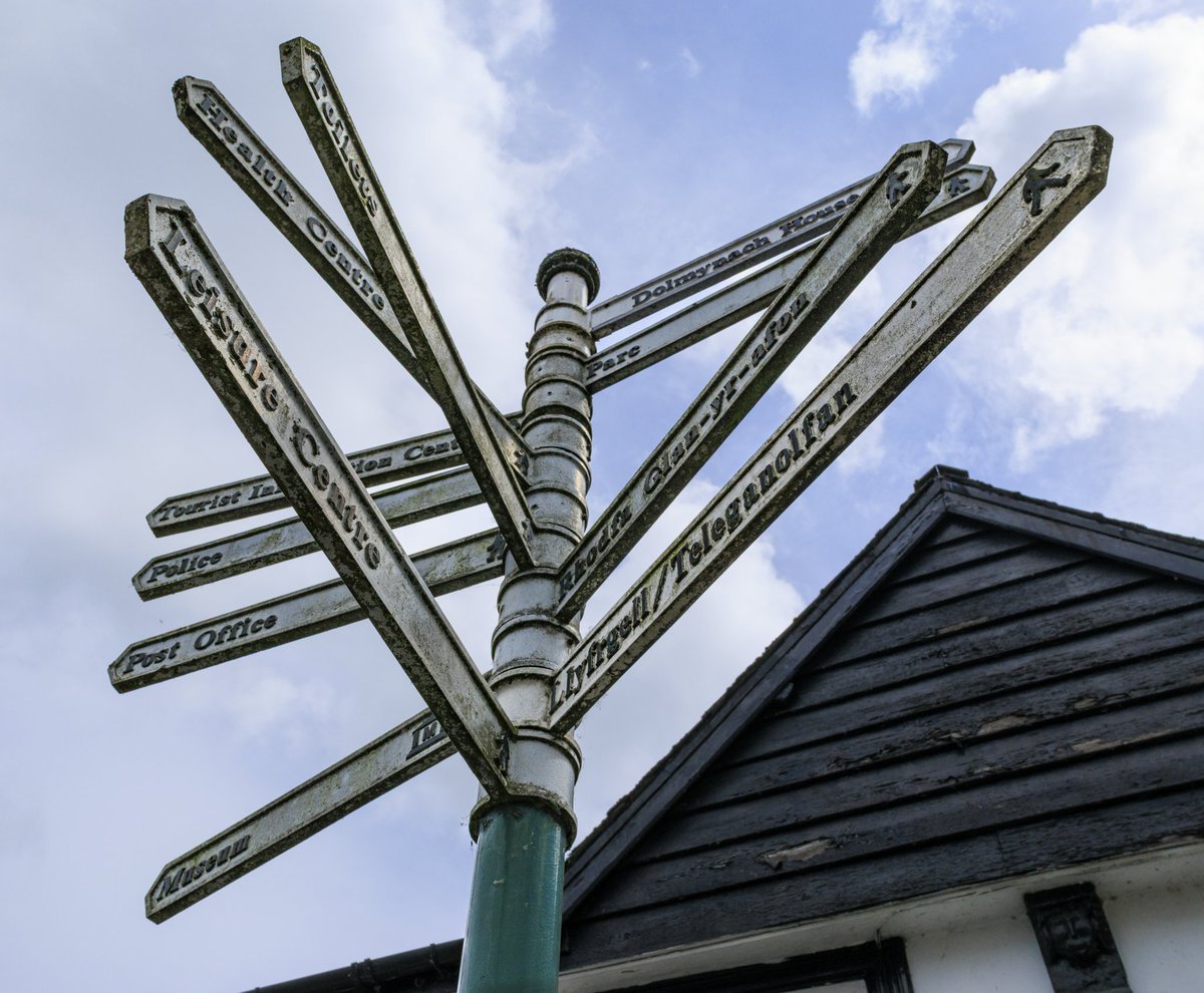pmj_photos's tweet photo. When you need directions to absolutely everywhere. Rhayader, Wales @ItsYourWales #FingerpostFriday @FingerpostFri #ThePhotoHour #Rhayader #Wales #Fingerpost #WhichWay #TooManyChoices #WelshCountryside https://t.co/t72XWXG0TE
