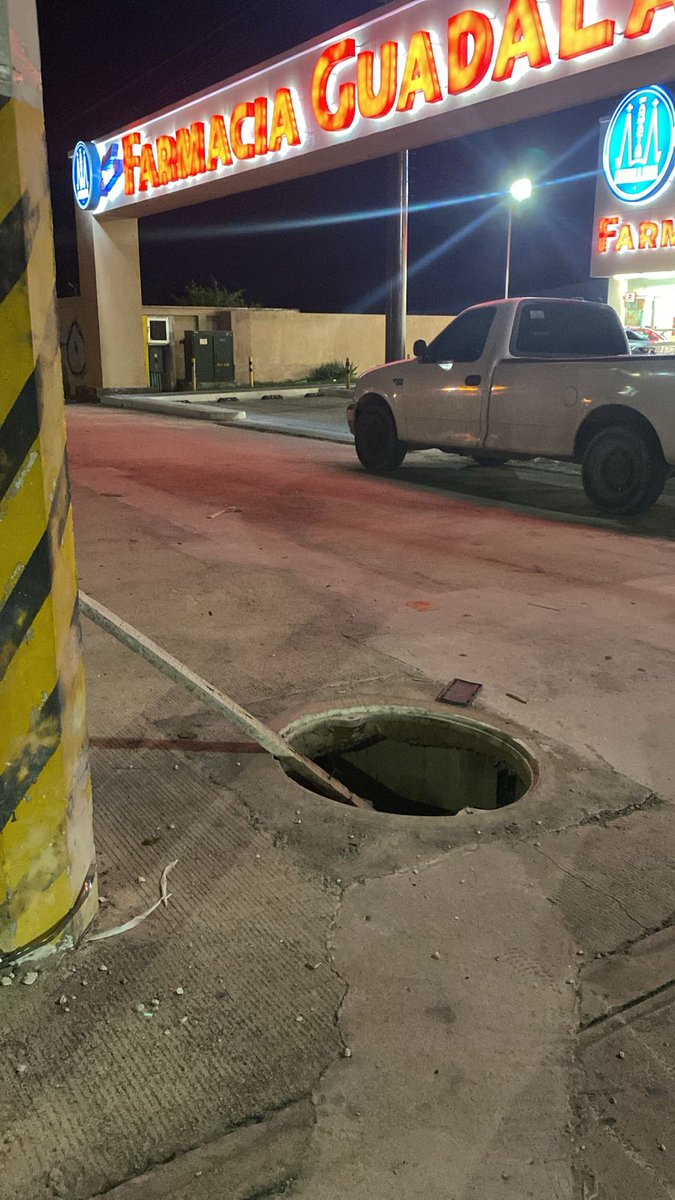 CANCUNVIVE's tweet image. ⚠️PELIGROSO registro sin tapa de CFE ⚡️, reportan ciudadanos en av. Colosio casi con av. Colegios SM 307. Urge que la arreglen.
@CFE_Contigo @SNTVCUN @javbrimo @AlejandroRosel7 @AytoCancun @VivoEnCancun @CancunForos #QuintanRoo #Riesgo