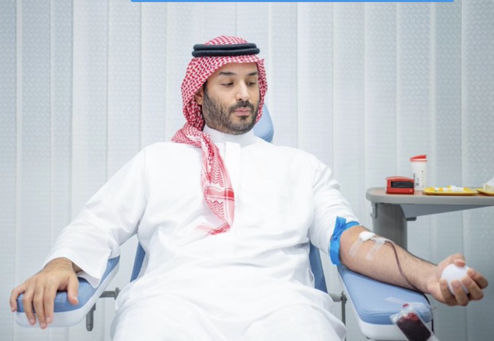 سمو سيدي #ولي_العهد يتبرع بالدم في بادرة كريمة.. ويُطلق الحملة الوطنية السنوية للتبرع بالدم. 
#حملة_ولي_العهد_للتبرع_بالدم
🫡