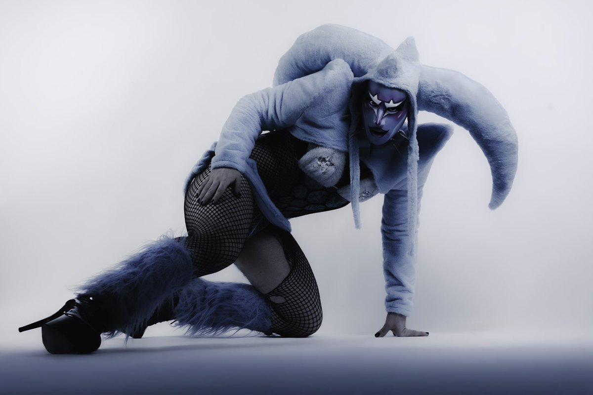 he subido unas fotos de la sesión que me hizo mi hermanita <a href="/duIceintensa/">Neus aka Mery</a> en las que salgo muy azul y súper suave🥹💙
además de muy coñona🫦