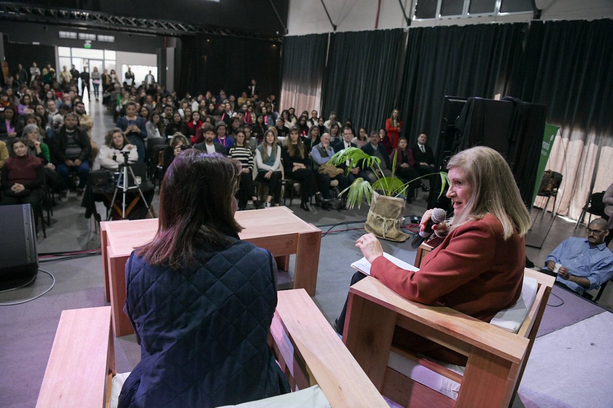 rosarioromeroOK's tweet photo. En Paraná, las redes comunitarias son patrimonio social. Con la Facultad de Trabajo Social realizamos el 1° Congreso Regional de Gestión Comunitaria para fortalecer inclusión, derechos y organización solidaria. https://t.co/76a3BWz1Yx