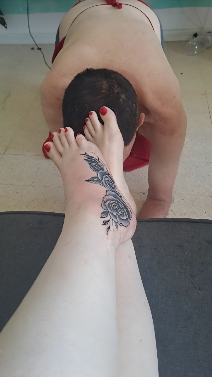 slave_2904's tweet photo. in my place 👑❤️
#femdom #goddess #footfetısh https://t.co/BDXV4KtKZP