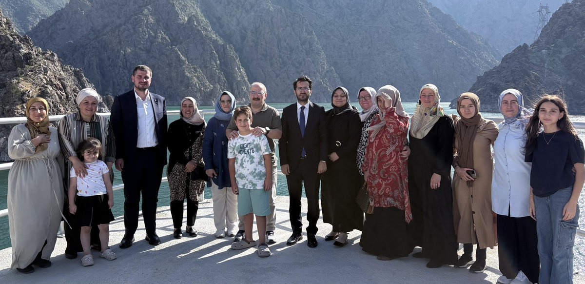 “Baraj mı büyük, biz mi küçük kaldık?” 🤳
🇹🇷 Sn. <a href="/varank/">Mustafa Varank</a> ile #YusufeliBarajı’nda hem devasa mühendisliği hem manzarayı konuşturduk.
✨ Enerji dolu bir gün, bol bol özçekim, biraz da yükseklik korkusu...
#TürkiyeYüzyılı #GüçlüTürkiye