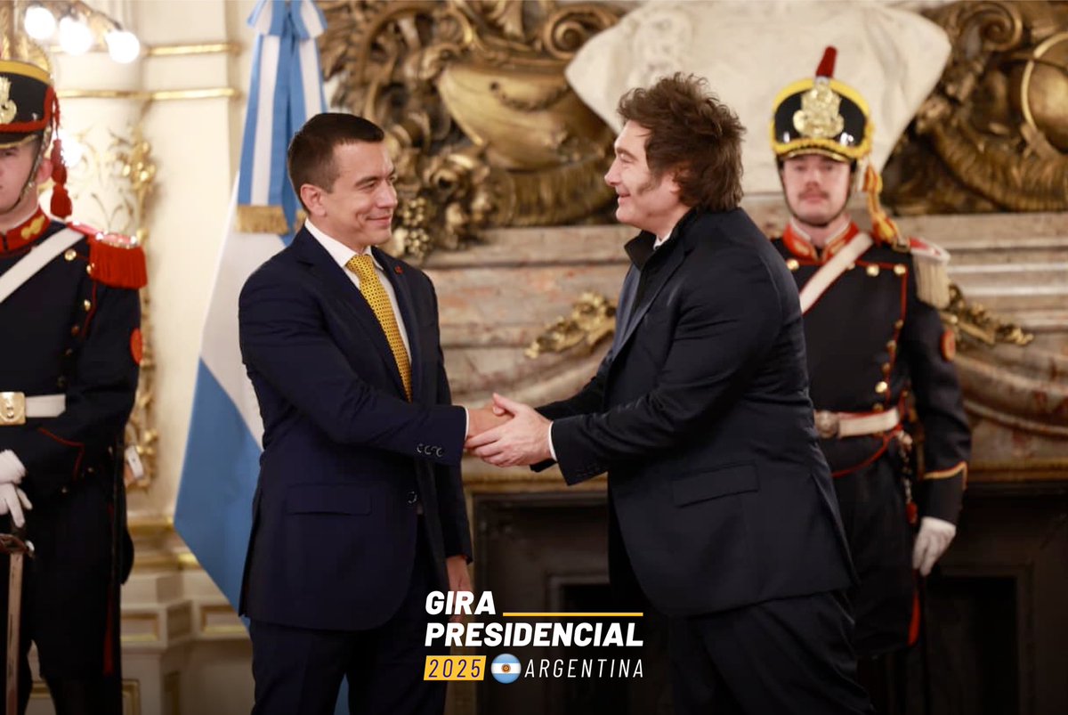 Presidencia_Ec's tweet photo. El Primer Mandatario @danielnoboaok fue recibido por su homólogo argentino, @JMilei, en la Casa Rosada de la República Argentina. Posterior a este saludo protocolar mantuvieron una reunión ampliada con sus equipos de trabajo. 

#ElNuevoEcuador https://t.co/pnasFVO7Zs