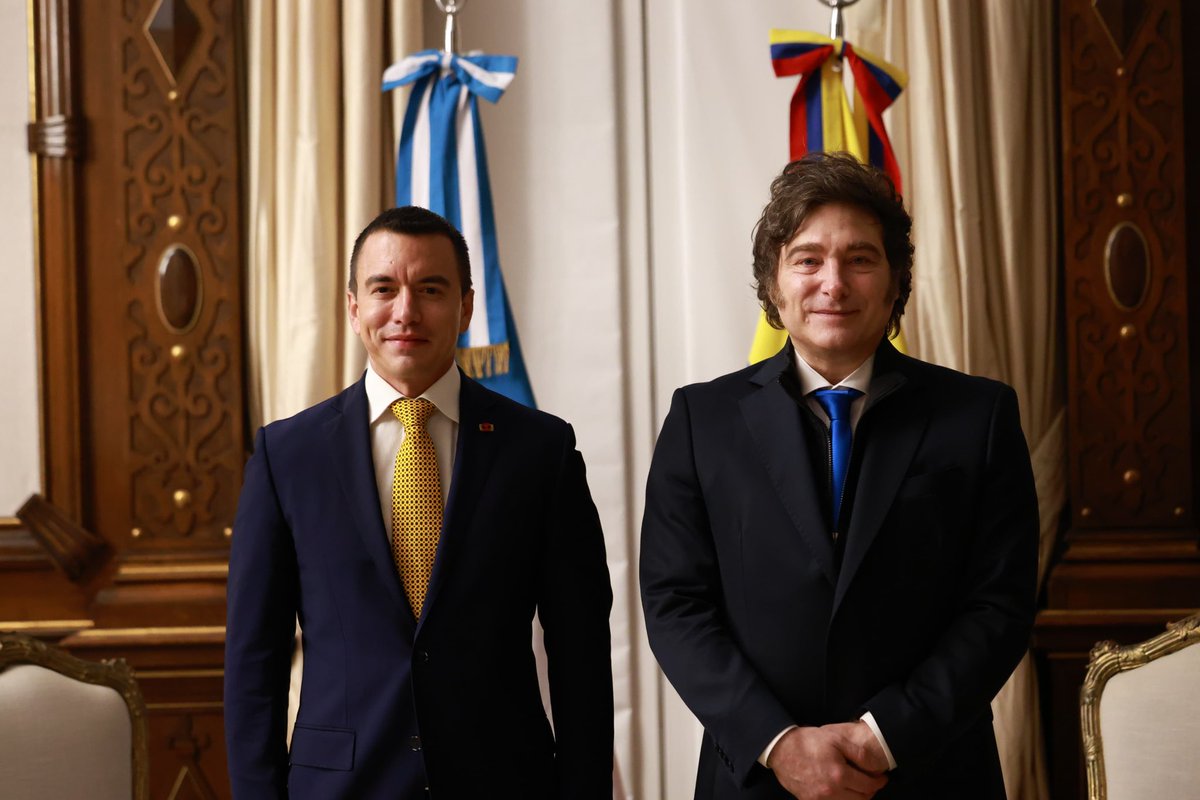 Presidencia_Ec's tweet photo. El Primer Mandatario @danielnoboaok fue recibido por su homólogo argentino, @JMilei, en la Casa Rosada de la República Argentina. Posterior a este saludo protocolar mantuvieron una reunión ampliada con sus equipos de trabajo. 

#ElNuevoEcuador https://t.co/pnasFVO7Zs