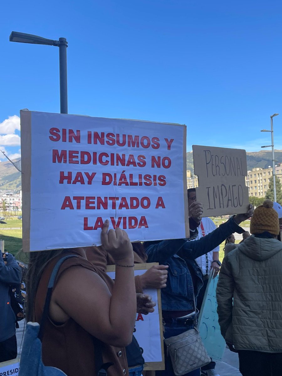 SomosEstrategia (@somosestrategia) on Twitter photo El viacrucis por una diálisis.
Los pacientes de las dializadoras piden al gobierno y al ministerio de <a href="/Salud_Ec/">Ministerio de Salud Pública 🇪🇨</a> que cumpla con los pagos a las clínicas privadas. Muchas clínicas han anunciado que no podrán seguir atendiendo a los pacientes del sistema público de salud. El viacrucis por una diálisis.
Los pacientes de las dializadoras piden al gobierno y al ministerio de <a href="/Salud_Ec/">Ministerio de Salud Pública 🇪🇨</a> que cumpla con los pagos a las clínicas privadas. Muchas clínicas han anunciado que no podrán seguir atendiendo a los pacientes del sistema público de salud.