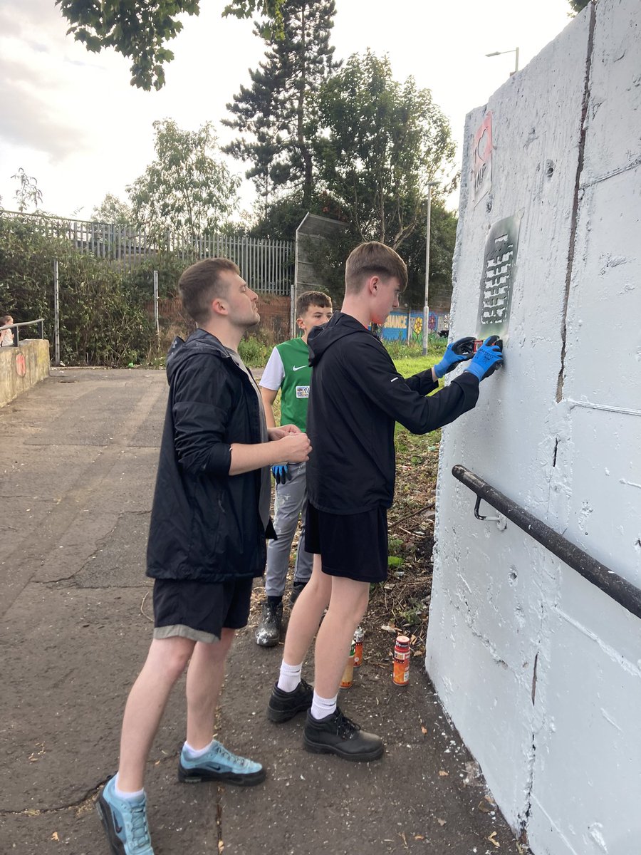 artilleryyc's tweet image. Second night tidying up the barrack steps. Finished cutting back high bushes, painted walls, removed weeds from main road and stencilled in some small murals to break up the bare walls. Should finish this on Tuesday next…residents delighted with the transformation