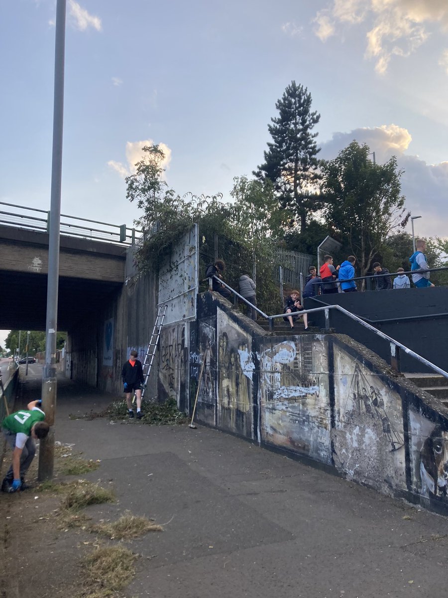 artilleryyc's tweet image. Second night tidying up the barrack steps. Finished cutting back high bushes, painted walls, removed weeds from main road and stencilled in some small murals to break up the bare walls. Should finish this on Tuesday next…residents delighted with the transformation