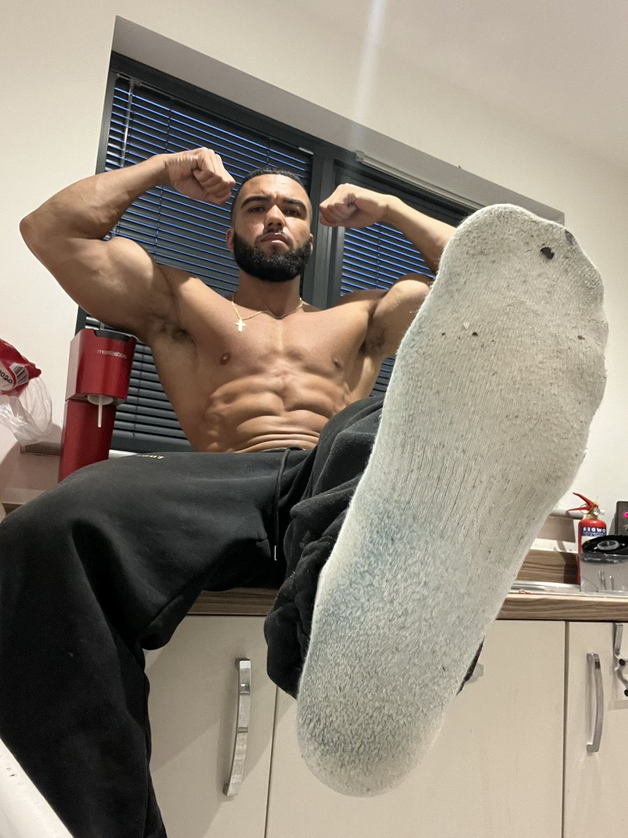 On your knees staring at muscle and dirty socks while I flex above you. 😈

Make yourself useful and tribute while I relax 💪🏽🐷