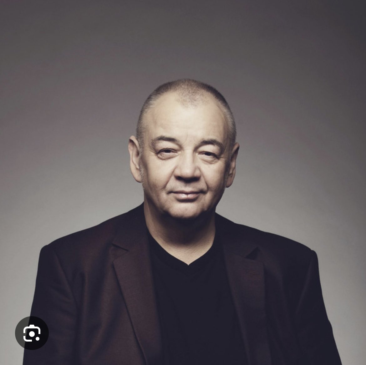 BogRymanowski's tweet photo. Gdy wszystko idzie źle
I nie masz dokąd pójść
Przyjaciół tłum rozprysł się
Wydaje ci się, że
Tak pozostanie już
Lecz okazuje się, że nie
Bo budzi się z nocy nowy dzień
Nieskalanie czyste niebo
Co było wczoraj odeszło w cień
Niepamięci niech się świeci
Cud
Niepamięci, cud niepamięci
