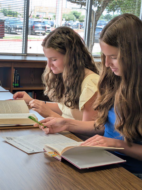 Engaging our students and promoting reading  #english2 ❤️🩶 <a href="/THS_Tigers/">Travis High School</a>