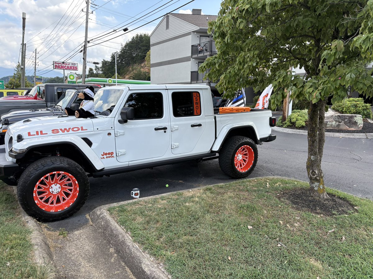bbeeler82's tweet photo. LIL SWOL parked at the vacation lodge on the parkway of pigeon forge for jeep invasion cruise. Fun night ahead!!!! https://t.co/KNURnHfuxk