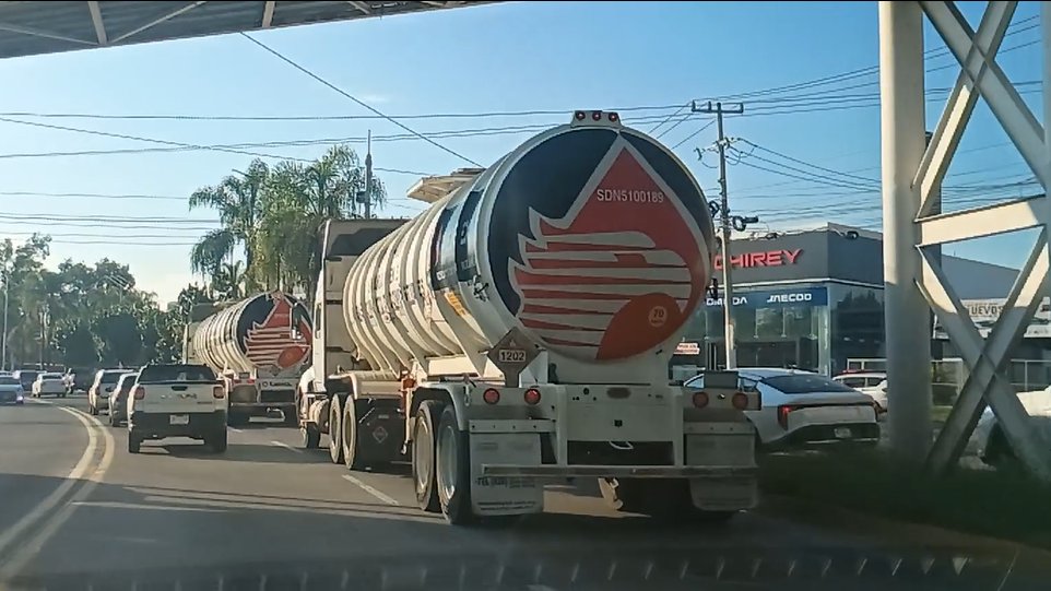 erik_vn's tweet photo. casi colisionan en varias ocasiones, y "extrañamente, ningun agente de vialidad en todo el trayecto, fue una maniobra peligrosa, ojala pongan mas cuidado al planear este tipo de actividades https://t.co/vyG7rIhOUZ