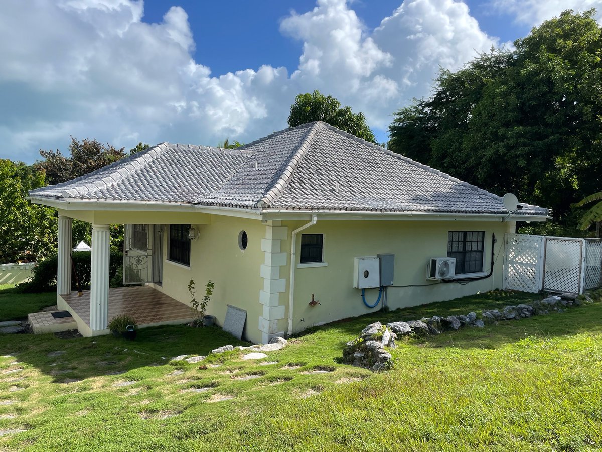 Bahamas_Realty's tweet photo. JUST LISTED❗️
📍Winton Heights, New Providence

Expansive 38,327 SF property with a 7BD/7.5BA unfinished 4-story home + 2BD cottage, ocean views, rec areas &amp; more. 

List Price: 🏷️$950,000
Listing Agent: Phillip Kemp

Learn more: https://t.co/GWXBFI70Tx https://t.co/M5ELybSI40