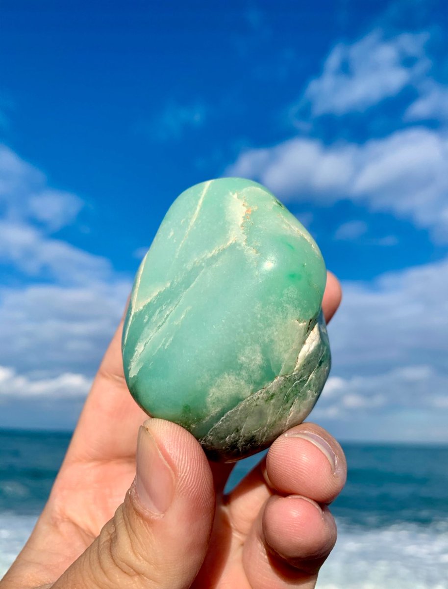 今日のヒスイは、 太陽光て透ける透明感 『ガラス質の翡翠‼️』です