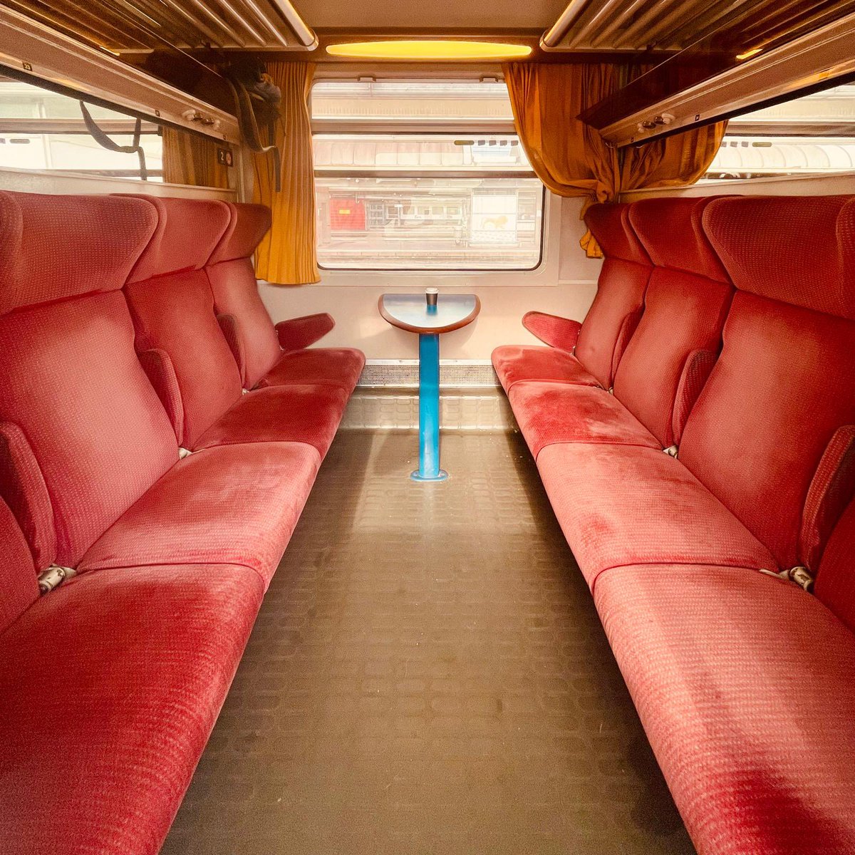 A quand le retour des compartiments signés Roger Talon ?
Le confort absolu, la rencontre des voyageurs, un lit douillet : faire du voyage, un moment d’éternité !
#Voyage avec coubax <a href="/BB27000/">BB27000</a> <a href="/Philippe_Peray/">Philippe Peray ®</a> <a href="/OnTheRodPhileas/">Phileas Droits des Automobilistes</a>