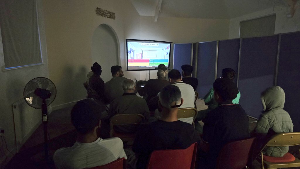 Dr. Yaseen Ahmad took home the win at tonight’s #Ahmadiyya Family Kahoot Night at the Baitul Baseer Mosque in Doncaster.

His prize? Freshly grown mosque tomatoes 🍅, and to say he was thrilled would be an understatement! 😄