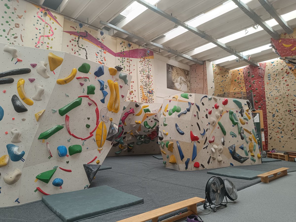 JirousAIX's tweet photo. Vertigo Bratislava. Stěna s lanem a bouldrovka. Velká kvalita lezení pro každého. Kavárna, lezecký obchod, Moonboard 2024, Kilterboard 16x12 (brzo) Doporučuji návštěvu. 
https://t.co/EWB7NZFQrN
#lezeni https://t.co/J7rBTT0hL7