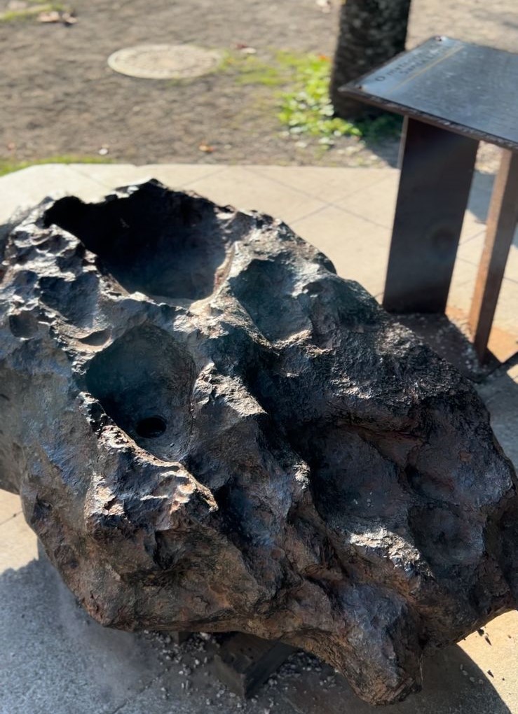 PlanetarioDoRio's tweet photo. Aqui, o maior valor é o conhecimento. 💡

Venha visitar o Museu do Universo e tocar nessa peças extraterrestres! 🌌 https://t.co/3zqFKjN0gm