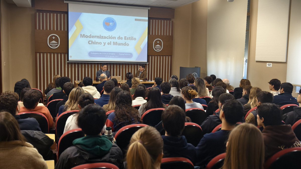 embajadorcn_uy's tweet photo. Fue un gran honor presentar una verdadera china a todos los que nos acompañaron. Muchas gracias por la invitación! @UCUoficial @i_bartesaghi https://t.co/gnQ0xzWhiP