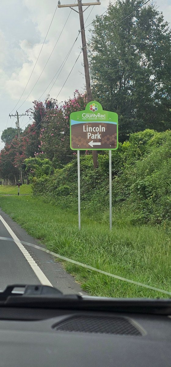You could turn left here but in the end it doesn't really matter