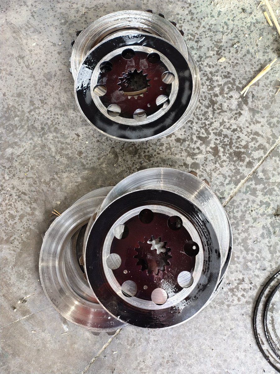 Gentle job this afternoon fitting new brakes to this.
The old ones were ruined!