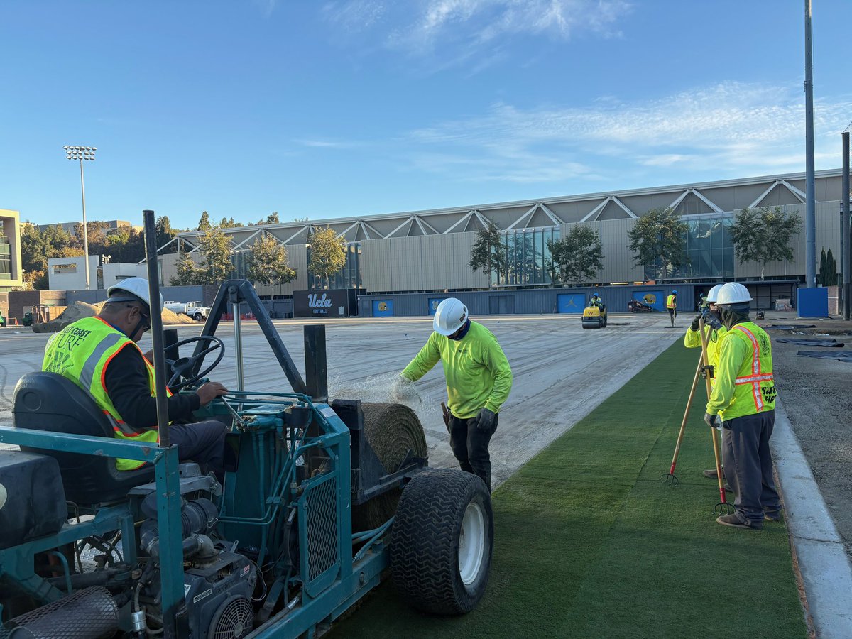 WestCoastTurf's tweet image. Converting one of Spaulding Field’s artificial turf practice fields for @UCLAFootball to natural @Tahoma31Bermuda grass 💪. #keepitreal #naturalgrass #tahoma31 #uclafootball  #westcoastturf