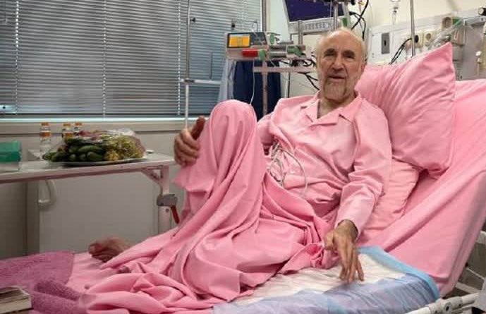 میگم اینم داره رنگ عوض میکنه ها،
فردا روزی دیدید اینم شد حامی #دفترچه_گذار_ازپادشاهی و ریزشی به حساب اومد و بردنش صدر مجلس اصلا متحیر نمیشم!
بعد دیدن ایرج مصداقی و ولید فارس و اون بیگدلی بی حیا و ...دیگه از هیچی تعجب نمیکنم !