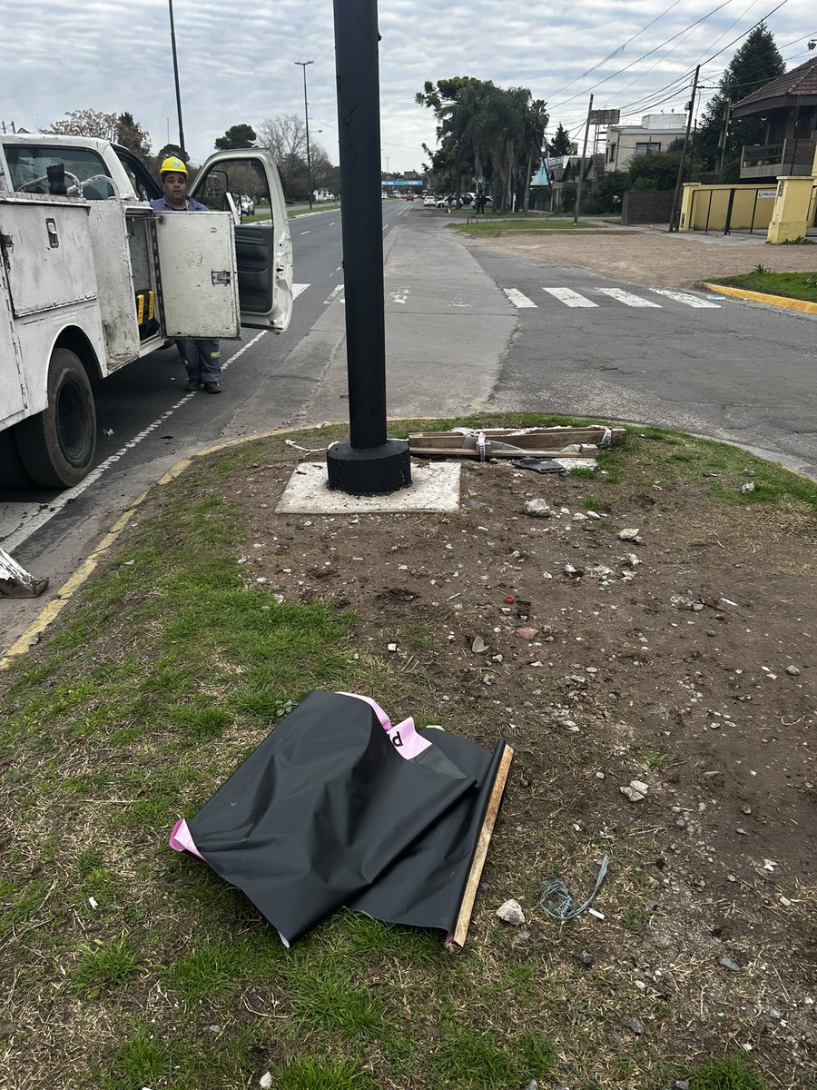 valentinmauro_'s tweet photo. 📍Villa Elisa
La empresa contratada por @LaPlataMLP para luminarias pasó la tarde arrancando y rompiendo carteles de campaña.

Parece que el contrato incluye “servicio de limpieza selectiva”… eso sí: solo de la oposición.

👉 Uso partidario de los recursos p��blicos. https://t.co/pptPPZnm0C