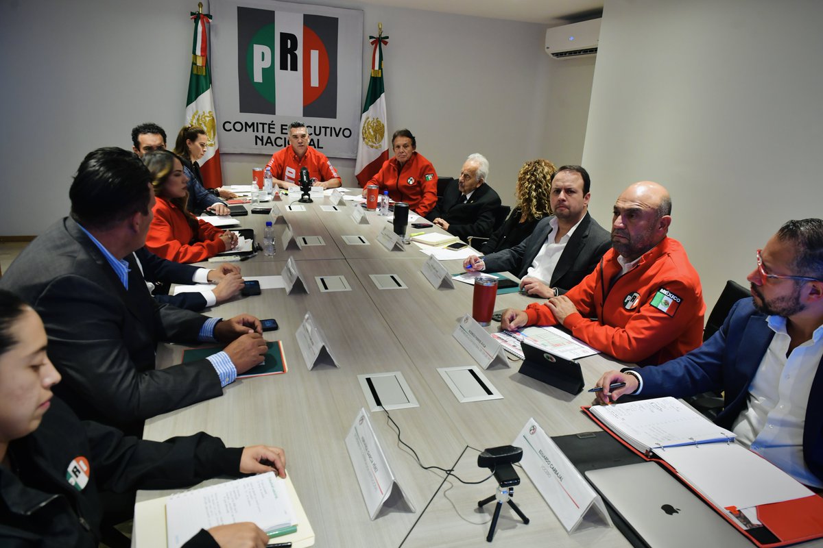 ¡El #PRIUnido es la fuerza de México! Estamos reunidos con las dirigencias de los 32 estados, sectores y organizaciones, delegados nacionales y regionales, secretarios nacionales y estatales, así como con nuestros legisladores locales y federales.

El PRI está fuerte, está unido